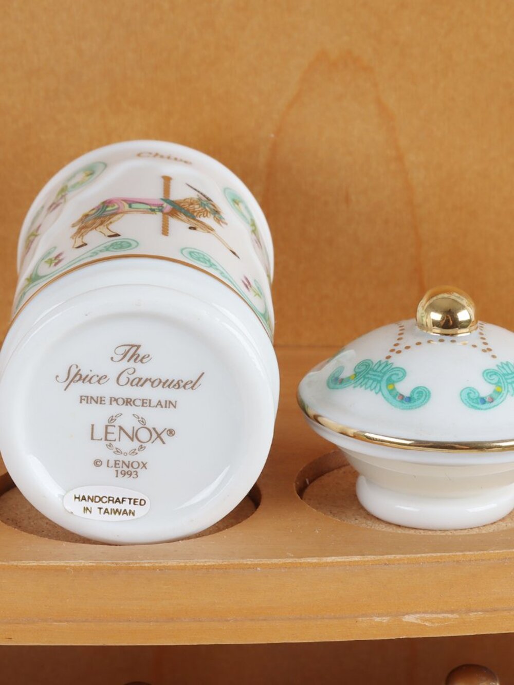 Vintage LENOX Chive Spice Jar & Lid - The Spice Carousel Collection - Picture 3 of 3